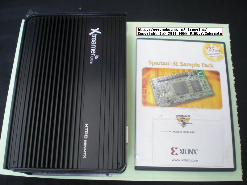 Xtreamer Ultra / Intel Atom D525 / NVIDIA ION II / 4GB DDR3搭載 ベアボーン DVDのケースと大きさを比較