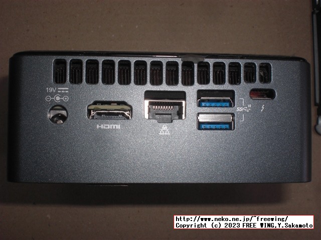 Intel NUC NUC8I5BEHの分解とファンのホコリの掃除の様子