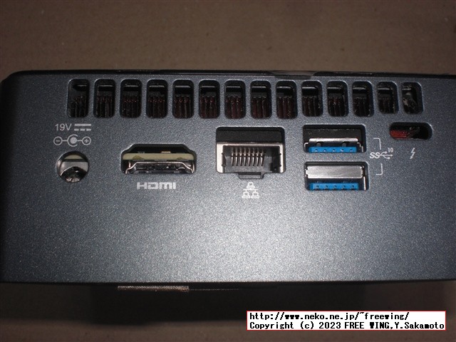 Intel NUC NUC8I5BEHの分解とファンのホコリの掃除の様子