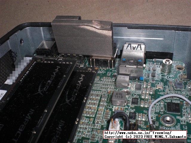 Intel NUC NUC8I5BEHの分解とファンのホコリの掃除の様子