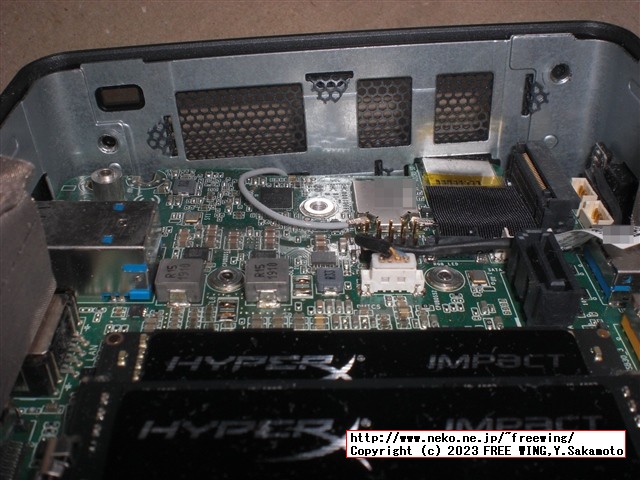 Intel NUC NUC8I5BEHの分解とファンのホコリの掃除の様子