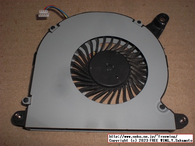 Intel NUC NUC8I5BEHの分解とファンのホコリの掃除の様子