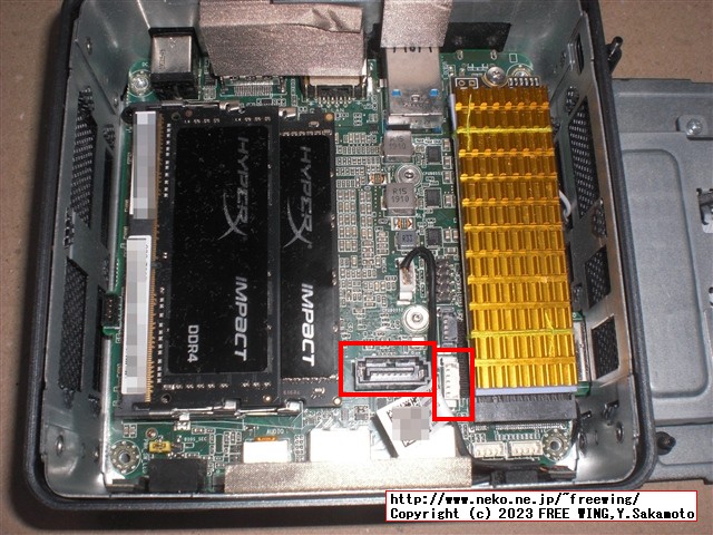 Intel NUC NUC8I5BEHの分解とファンのホコリの掃除の様子