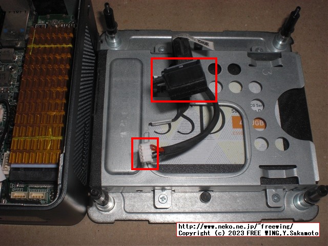 Intel NUC NUC8I5BEHの分解とファンのホコリの掃除の様子