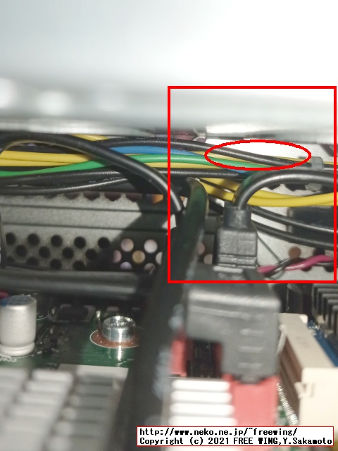 SATAケーブルのコネクタ長が長いと赤丸の部分が物理的に干渉します