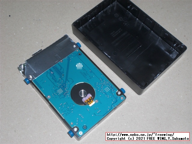 USB 3.0接続の 5TBの大容量ポータブル HDD Seagate Expansion STEA5000402の分解方法を写真で解説