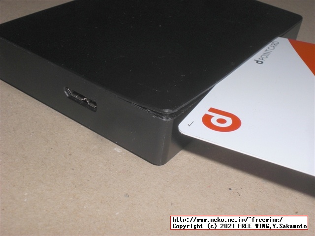 USB 3.0接続の 5TBの大容量ポータブル HDD Seagate Expansion STEA5000402の分解方法を写真で解説