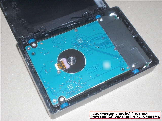 USB 3.0接続の 5TBの大容量ポータブル HDD Seagate Expansion STEA5000402の分解方法を写真で解説