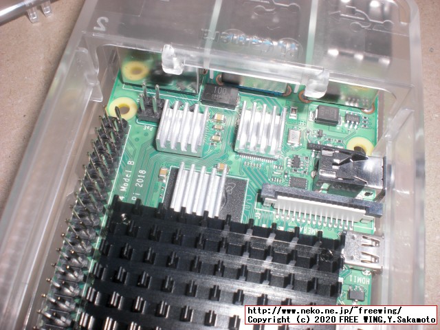 Raspberry Pi 4CPUに貼り付けの大きい黒い放熱板もメモリチップ、USBチップ、LANチップの全ての放熱板が指で触って熱く感じます