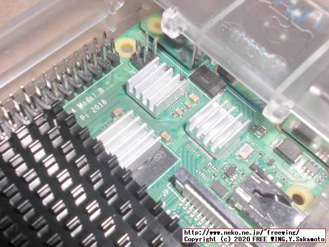Raspberry Pi 4CPUに貼り付けの大きい黒い放熱板もメモリチップ、USBチップ、LANチップの全ての放熱板が指で触って熱く感じます