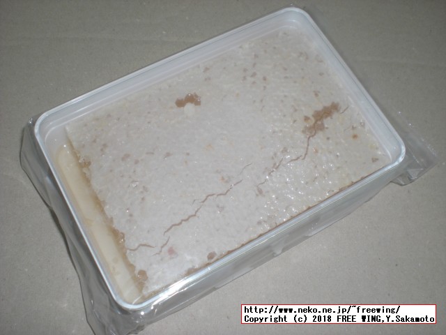 ハンガリー産の外国産の巣蜜の写真