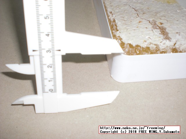 ハンガリー産の外国産の巣蜜の写真