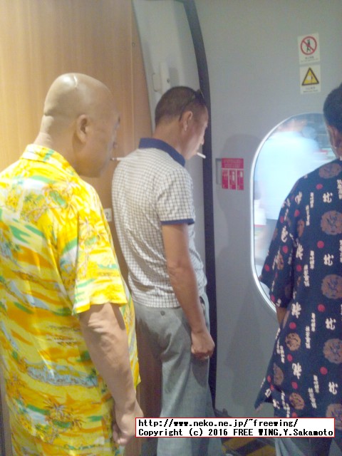 中国高速鉄道 CRH 和諧号に乗ってみた、番外編、咥えタバコでスタンバるオッサン達