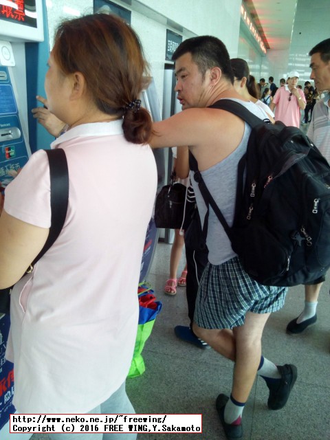 中国高速鉄道 CRH 和諧号に乗ってみた、番外編、手前の女性に操作の指示をする半ズボン氏