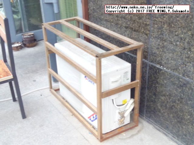 中国の防犯意識、エアコンの室外機の盗難防止に鉄格子の枠組みで保護