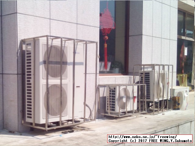 中国の防犯意識、エアコンの室外機の盗難防止に鉄格子の枠組みで保護