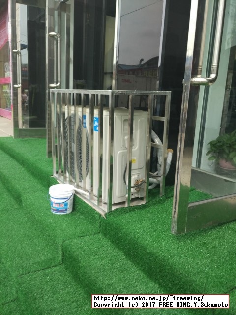 中国の防犯意識、エアコンの室外機の盗難防止に鉄格子の枠組みで保護