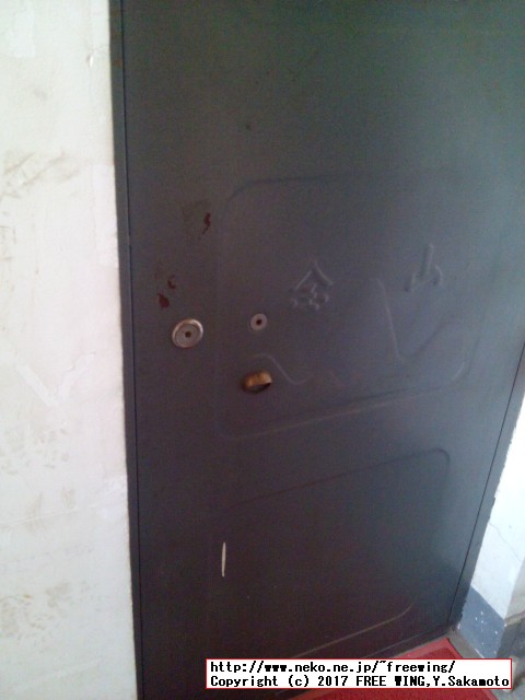 中国の一般的なアパートの玄関の写真、日本との違いがわかりますか？