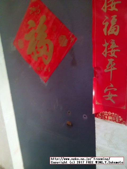 中国の一般的なアパートの玄関の写真、日本との違いがわかりますか？