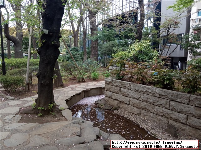 草月会館 草月ホール隣の高橋是清翁記念公園