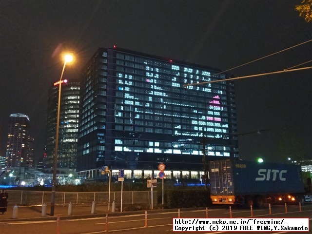 街で見かけたクリスマス ビルの窓明かりでクリスマスのサンタとトナカイを表現 2019年