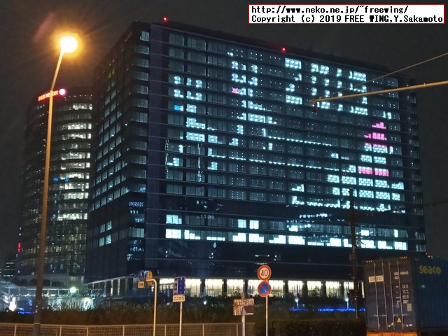 街で見かけたクリスマス ビルの窓明かりでクリスマスのサンタとトナカイを表現 2019年