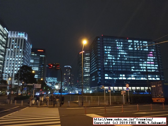 街で見かけたクリスマス ビルの窓明かりでクリスマスのサンタとトナカイを表現 2019年