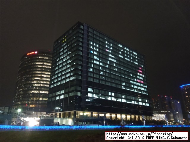 街で見かけたクリスマス ビルの窓明かりでクリスマスのサンタとトナカイを表現 2019年