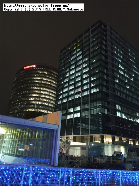 街で見かけたクリスマス ビルの窓明かりでクリスマスのサンタとトナカイを表現 2019年