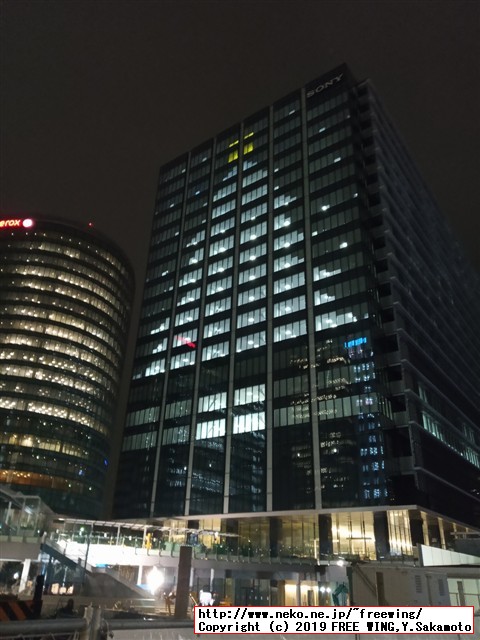 街で見かけたクリスマス ビルの窓明かりでクリスマスのサンタとトナカイを表現 2019年