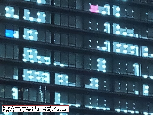 街で見かけたクリスマス ビルの窓明かりでクリスマスのサンタとトナカイを表現 2019年