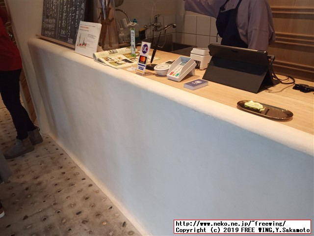 蜷尾家の店舗写真とホワイトデー限定品の「いちご×ブラックチョコレート」の写真