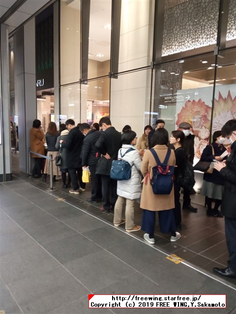 東京駅 大丸の大丸ほっぺタウンの人気菓子店の行列