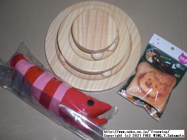 猫ちゃん用のオモチャを買ってみた！ 木製 ボール回転タワー、ケリぐるみ、歯磨き噛み噛みクッション