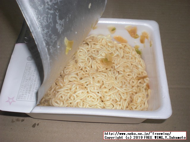 まるか食品のペヨング 塩ガーリックやきそばの写真