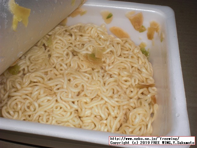 まるか食品のペヨング 塩ガーリックやきそばの写真