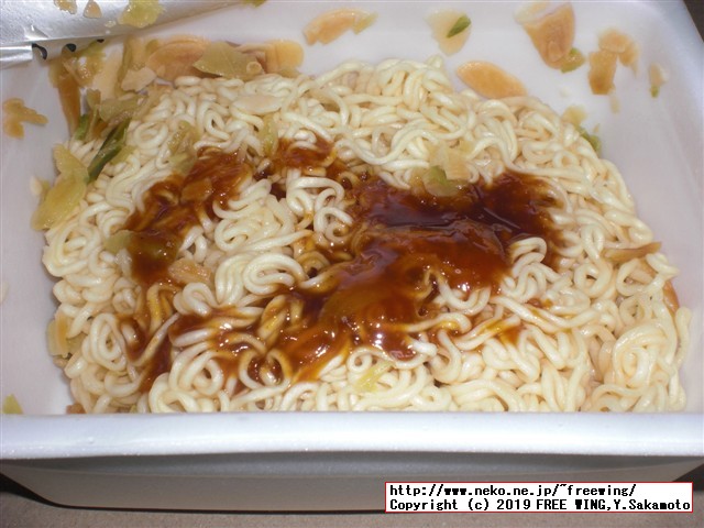 まるか食品のペヨング 塩ガーリックやきそばの写真