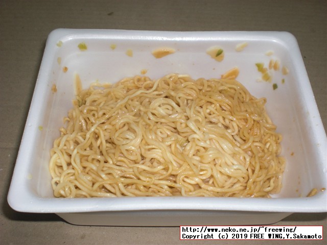 まるか食品のペヨング 塩ガーリックやきそばの写真