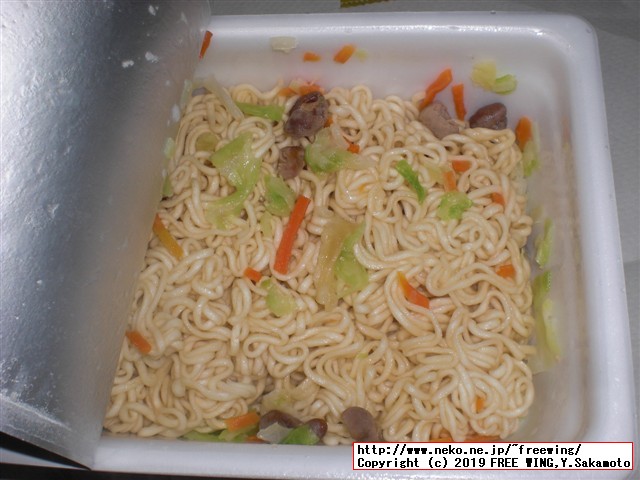 まるか食品のペヤング ソースやきそば ホルモン入りやきそば 甘辛味噌味の写真