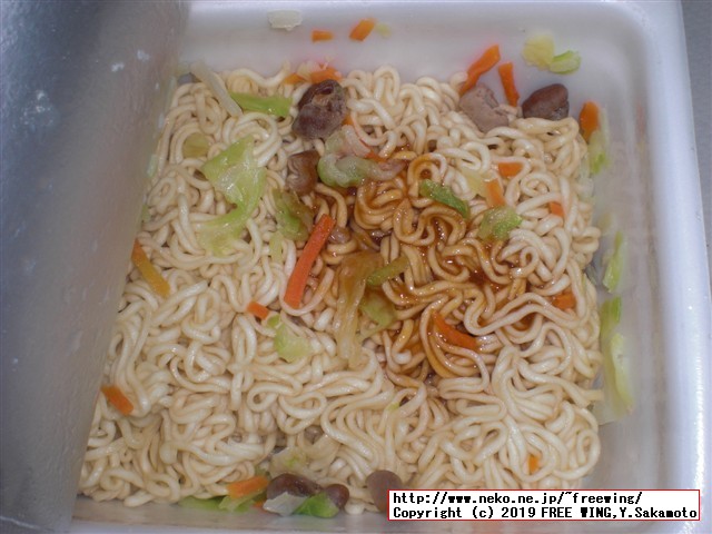 まるか食品のペヤング ソースやきそば ホルモン入りやきそば 甘辛味噌味の写真