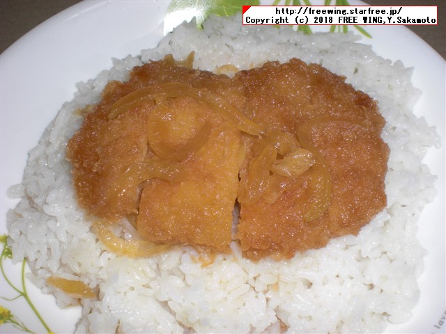 すき屋の牛丼パック、なか卯の親子丼の具、カツ丼の具のレトルトパック食品の写真