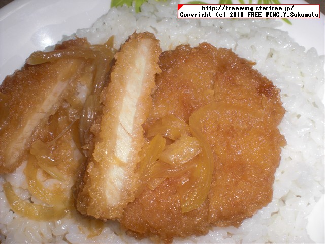 すき屋の牛丼パック、なか卯の親子丼の具、カツ丼の具のレトルトパック食品の写真