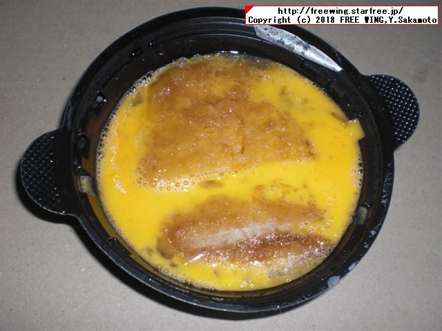 すき屋の牛丼パック、なか卯の親子丼の具、カツ丼の具のレトルトパック食品の写真