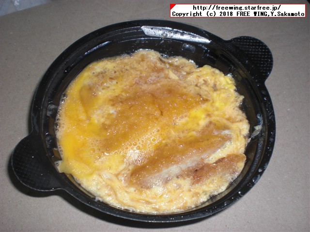 すき屋の牛丼パック、なか卯の親子丼の具、カツ丼の具のレトルトパック食品の写真