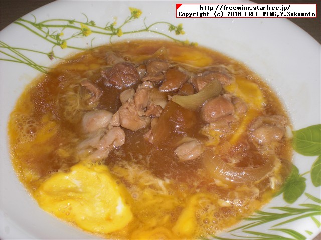 すき屋の牛丼パック、なか卯の親子丼の具、カツ丼の具のレトルトパック食品の写真