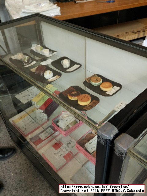 美味しいドラ焼きで有名な和菓子「うさぎや」 店内のショーケースの写真