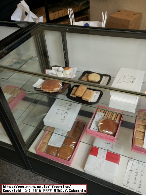 美味しいドラ焼きで有名な和菓子「うさぎや」 店内のショーケースの写真