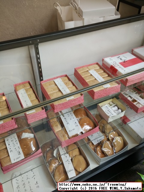 美味しいドラ焼きで有名な和菓子「うさぎや」 店内のショーケースの写真
