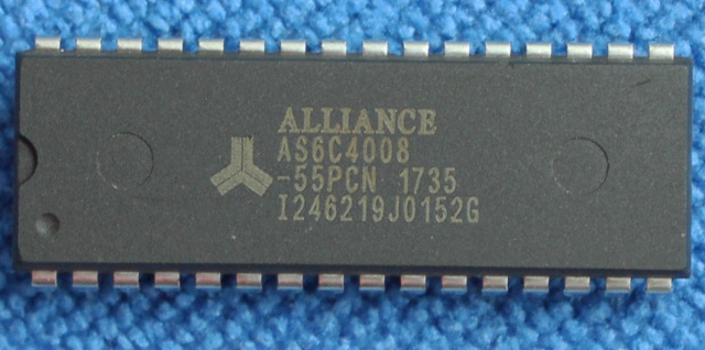 Alliance Memory AS6C4008-55PCN 512KB SRAMで 300ml幅の DIP 32pinパッケージ