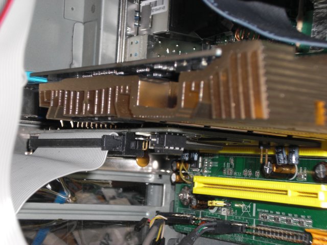 隣の PCIスロットとヒートシンクとの隙間がギリギリです。